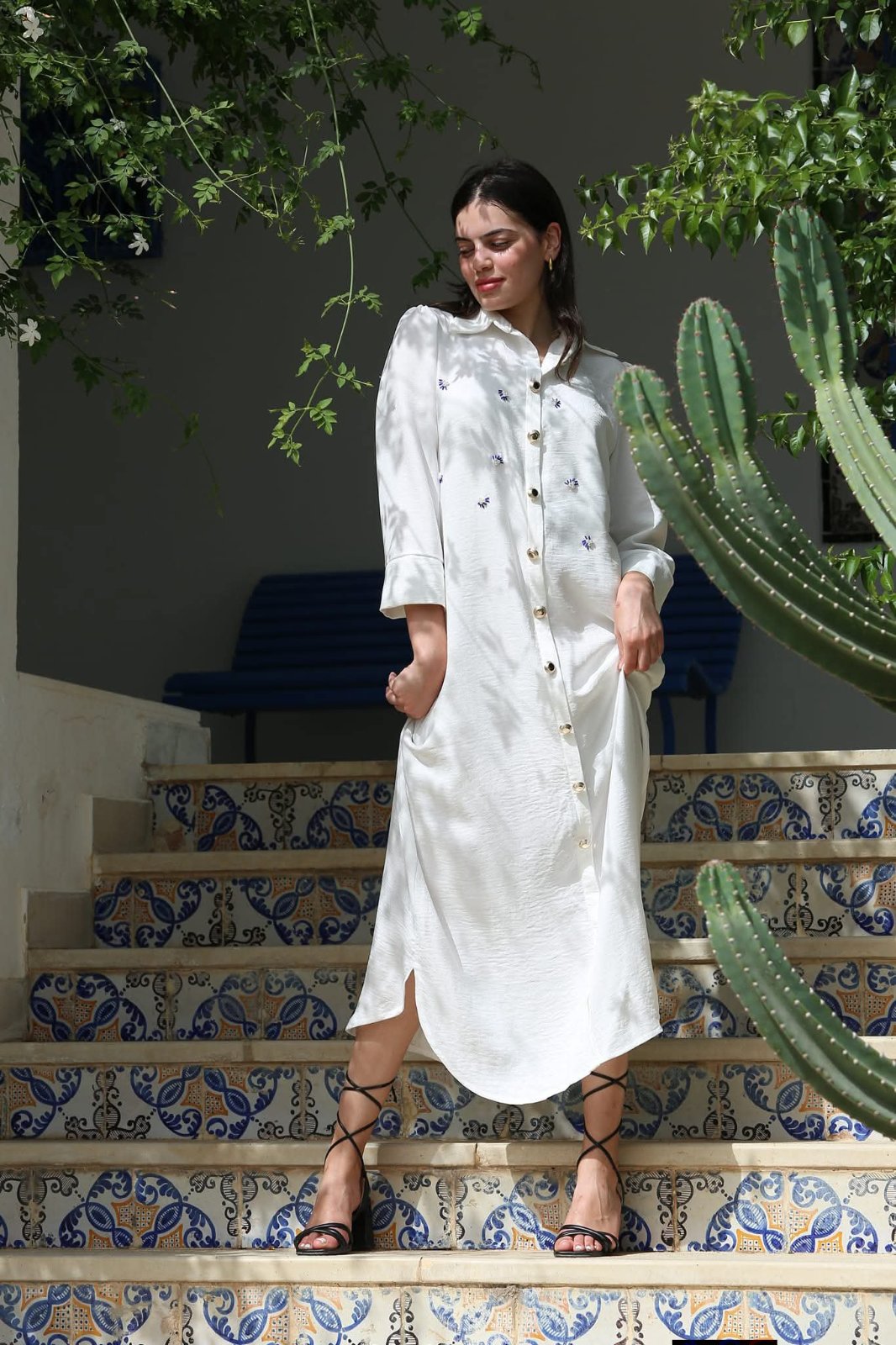 Robe chemise blanche brodée à la main 