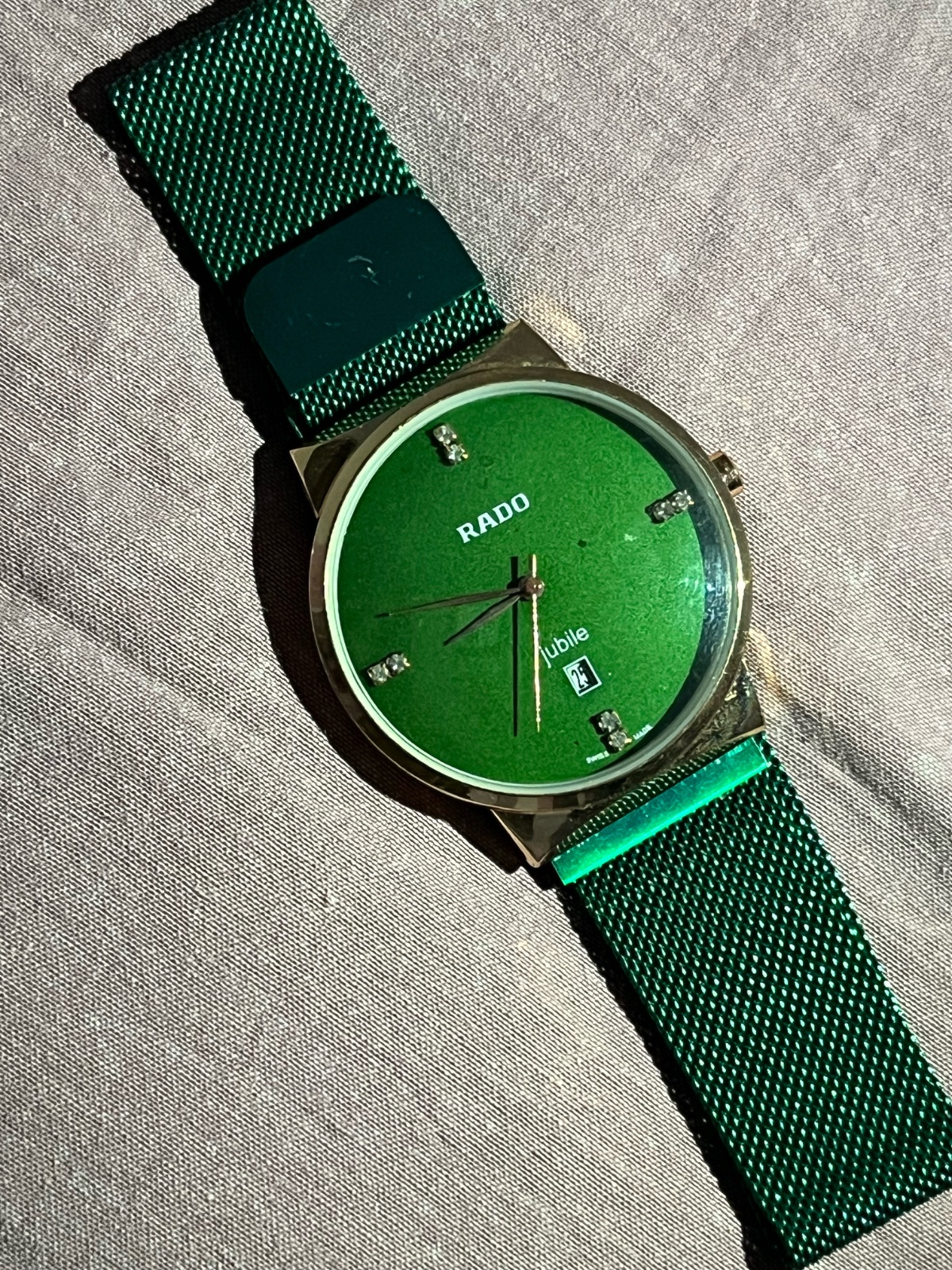 Montre pour femme style Rado couleur verte