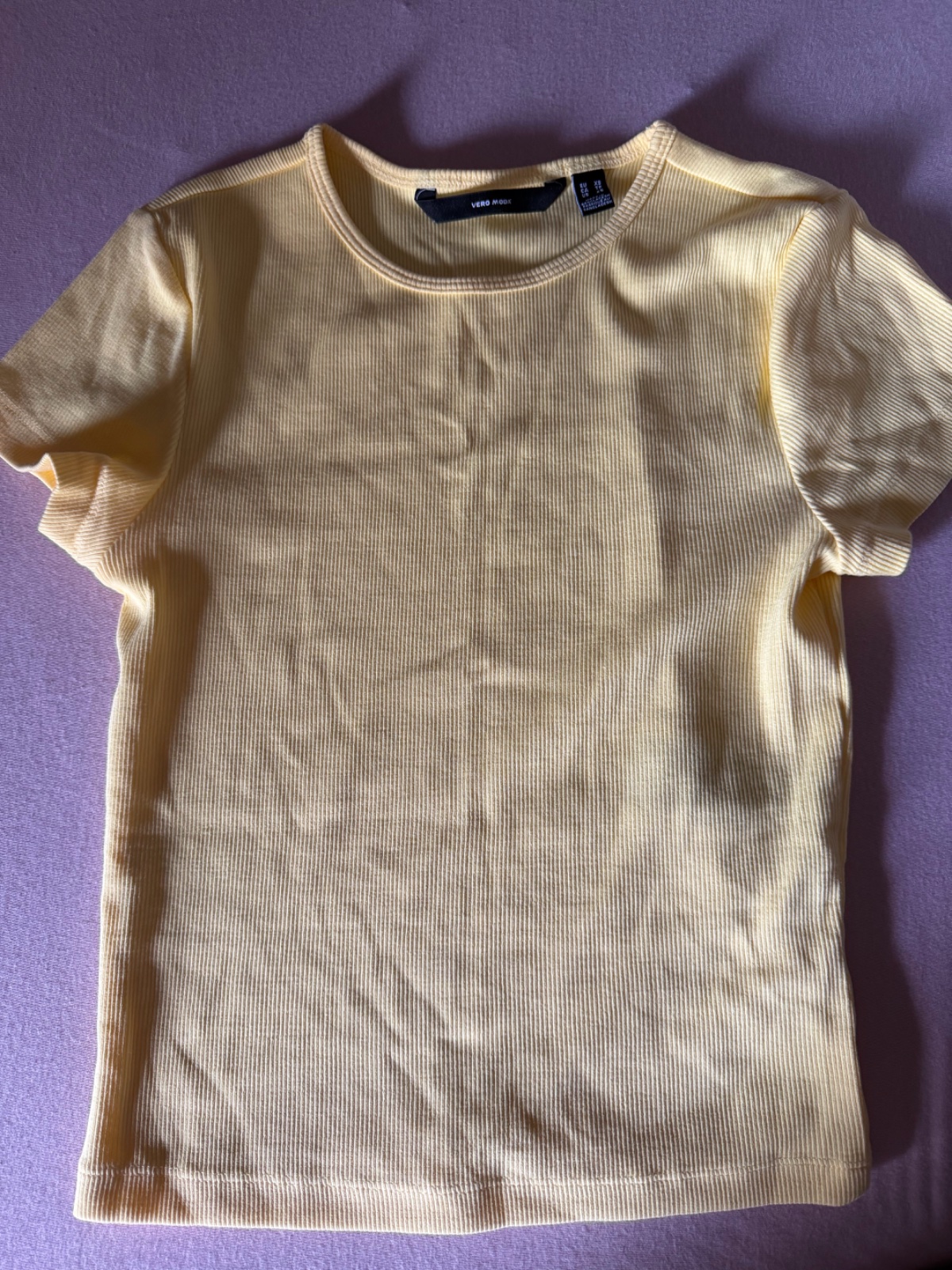 T-shirt jaune