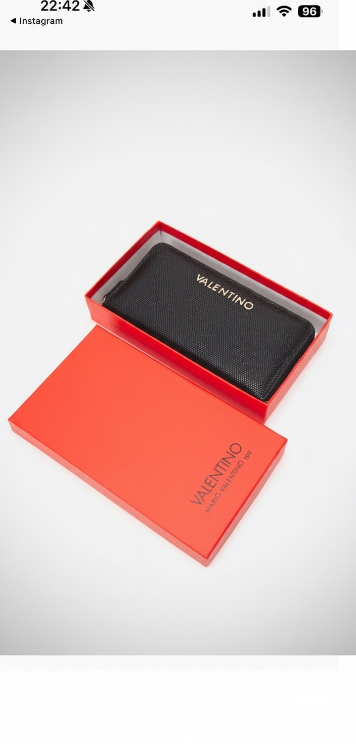  un portefeuille Valentino