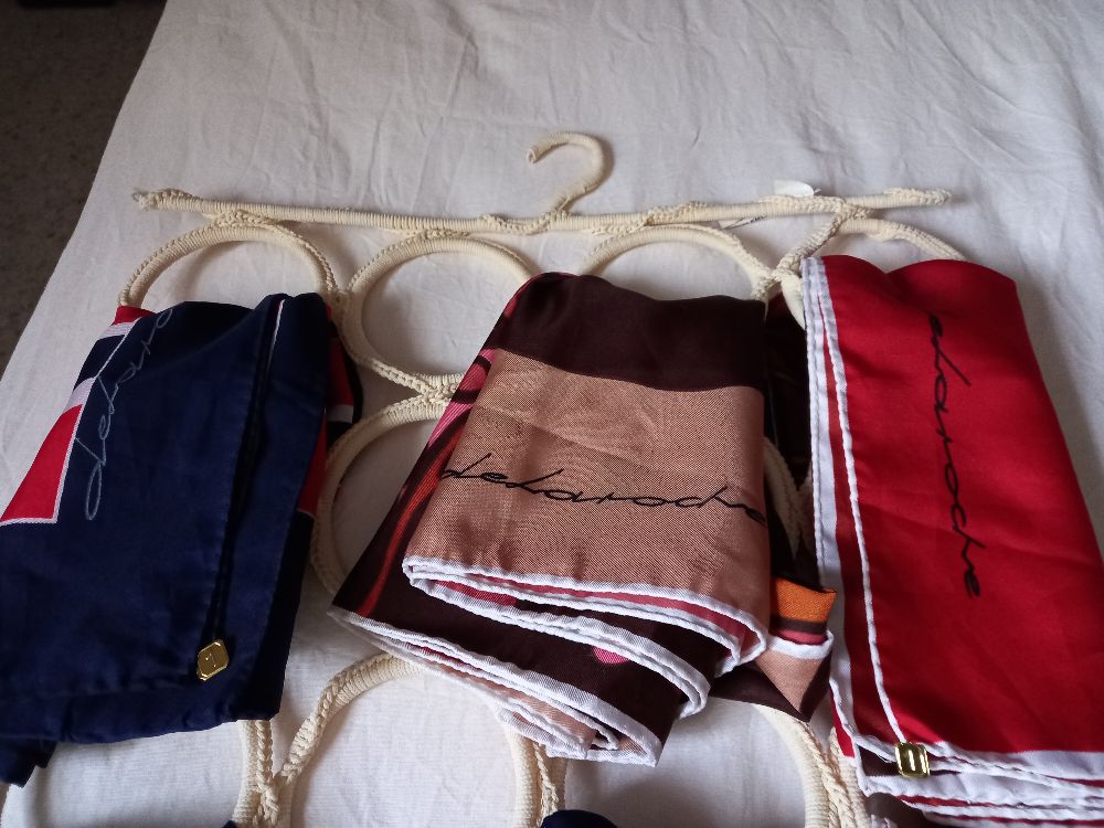 trois foulards à 15d