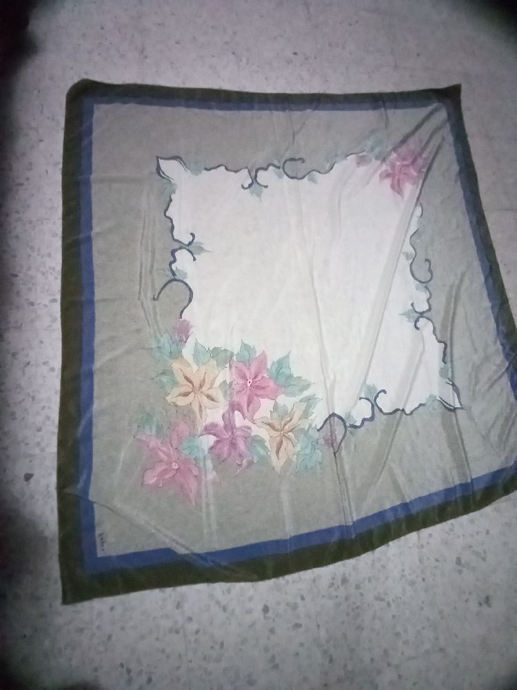 un foulard ipeker la marque turque
