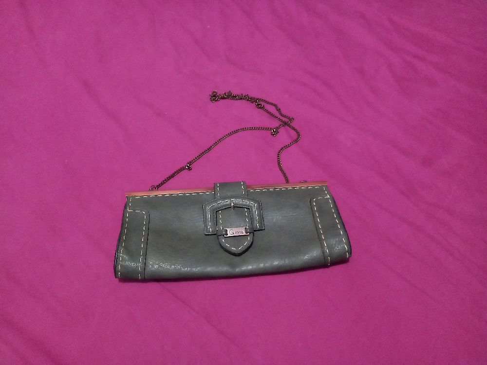 sac a main Guess vert militaire.
