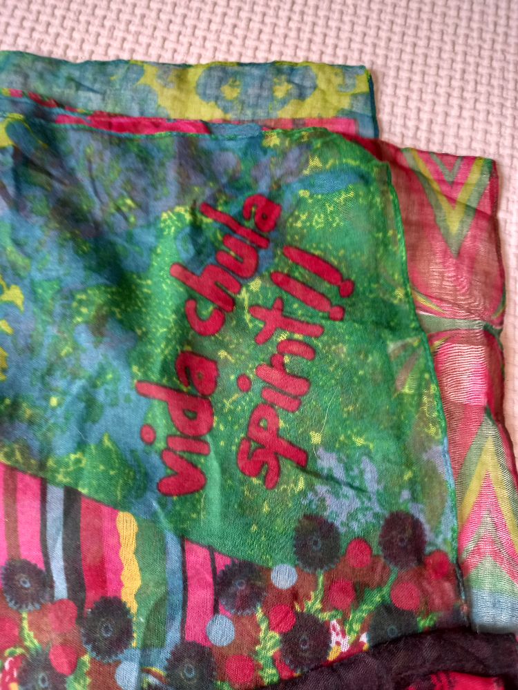 Un grand foulard desigual