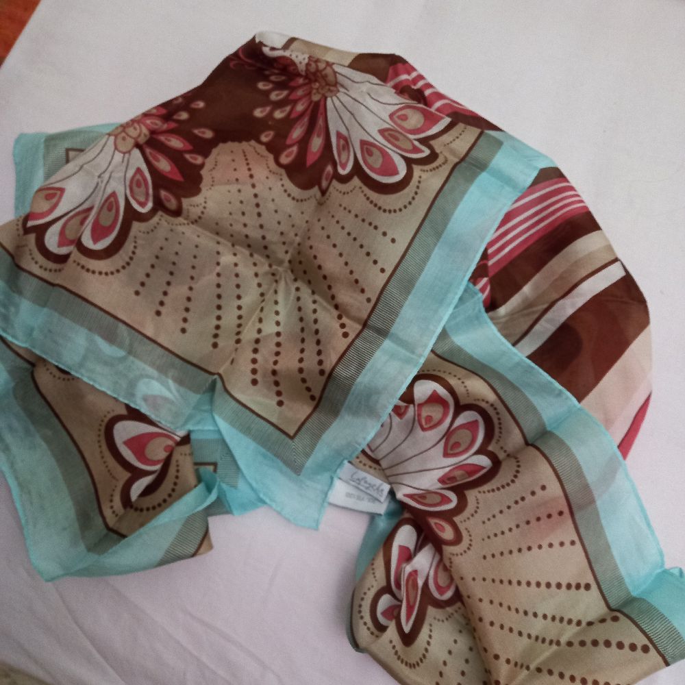 foulard en soie galerie Lafayette tres fin foulard en soie 