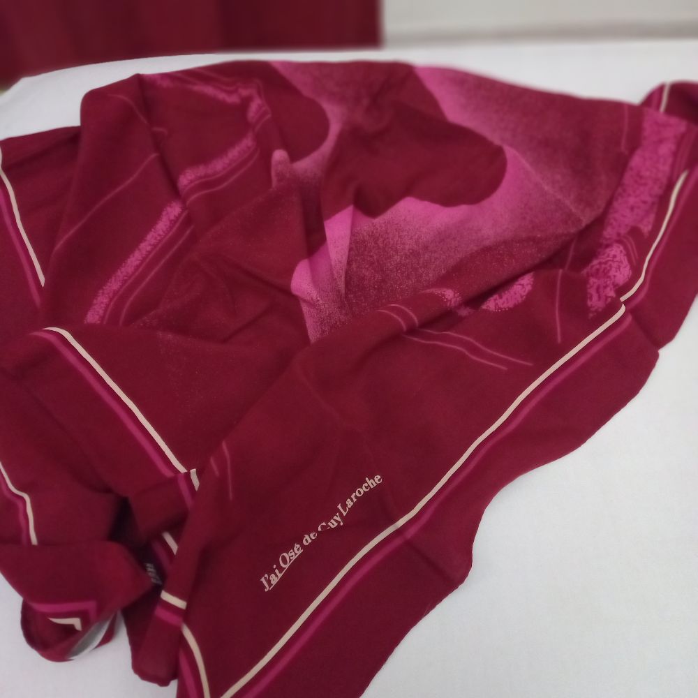 foulard guy Laroche