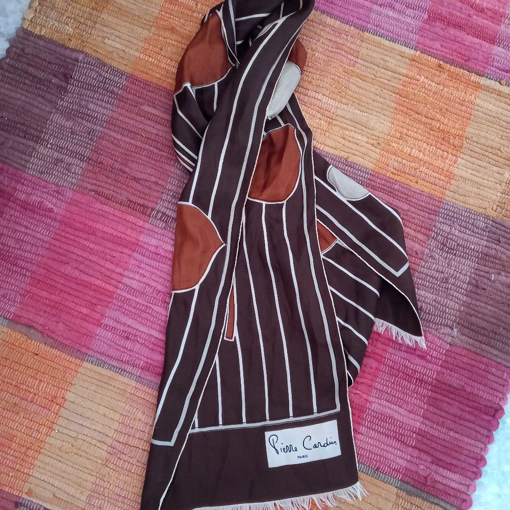 cache col pierre cardin