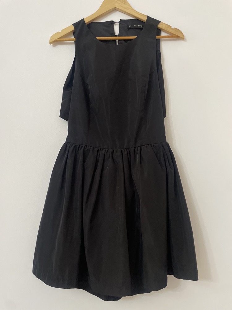 Très belle robe noire Zara courte et dos nu