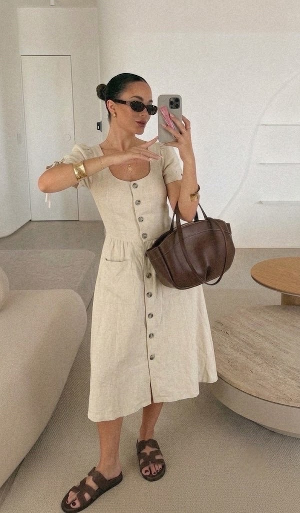 Robe beige avec ceinture 
