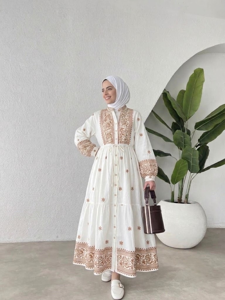 Robe trés classe en beige et blanc 