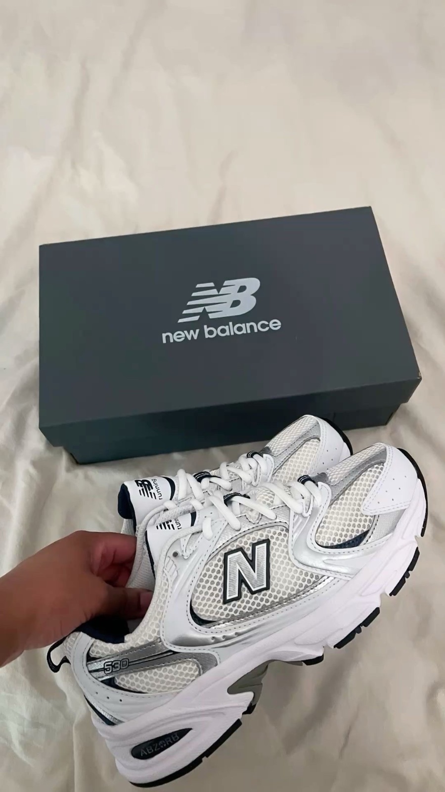 Je cherchee basket new balance 530  orginal pointure 40 