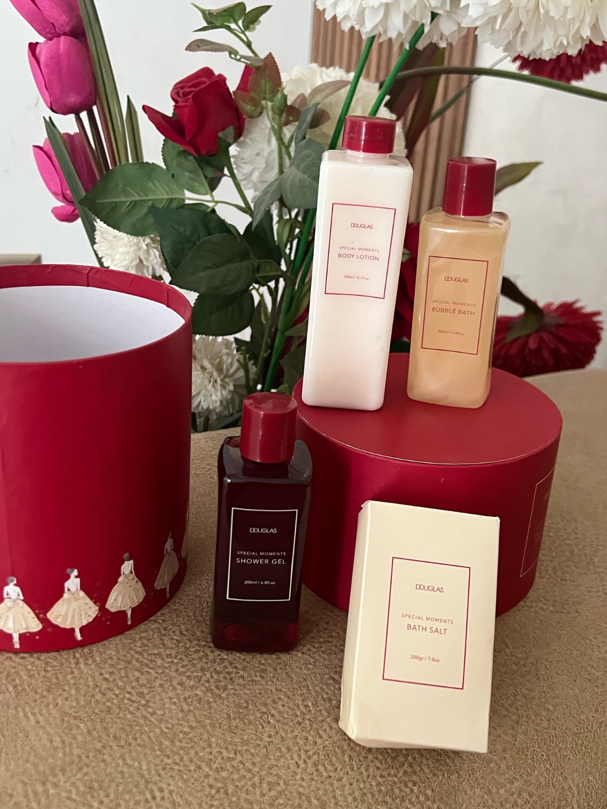 Un coffret de soins corporels de la collection "Special Moments" de la marque Douglas,