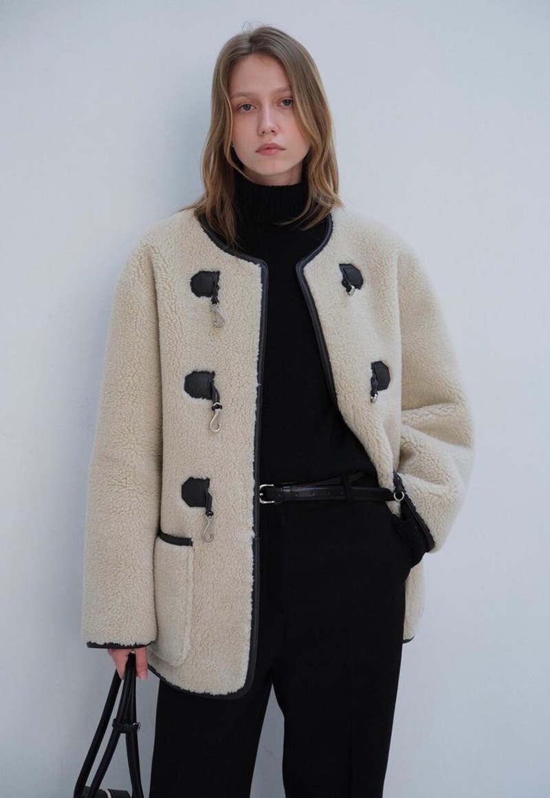 Blouson droit en sherpa avec attaches mousqueton