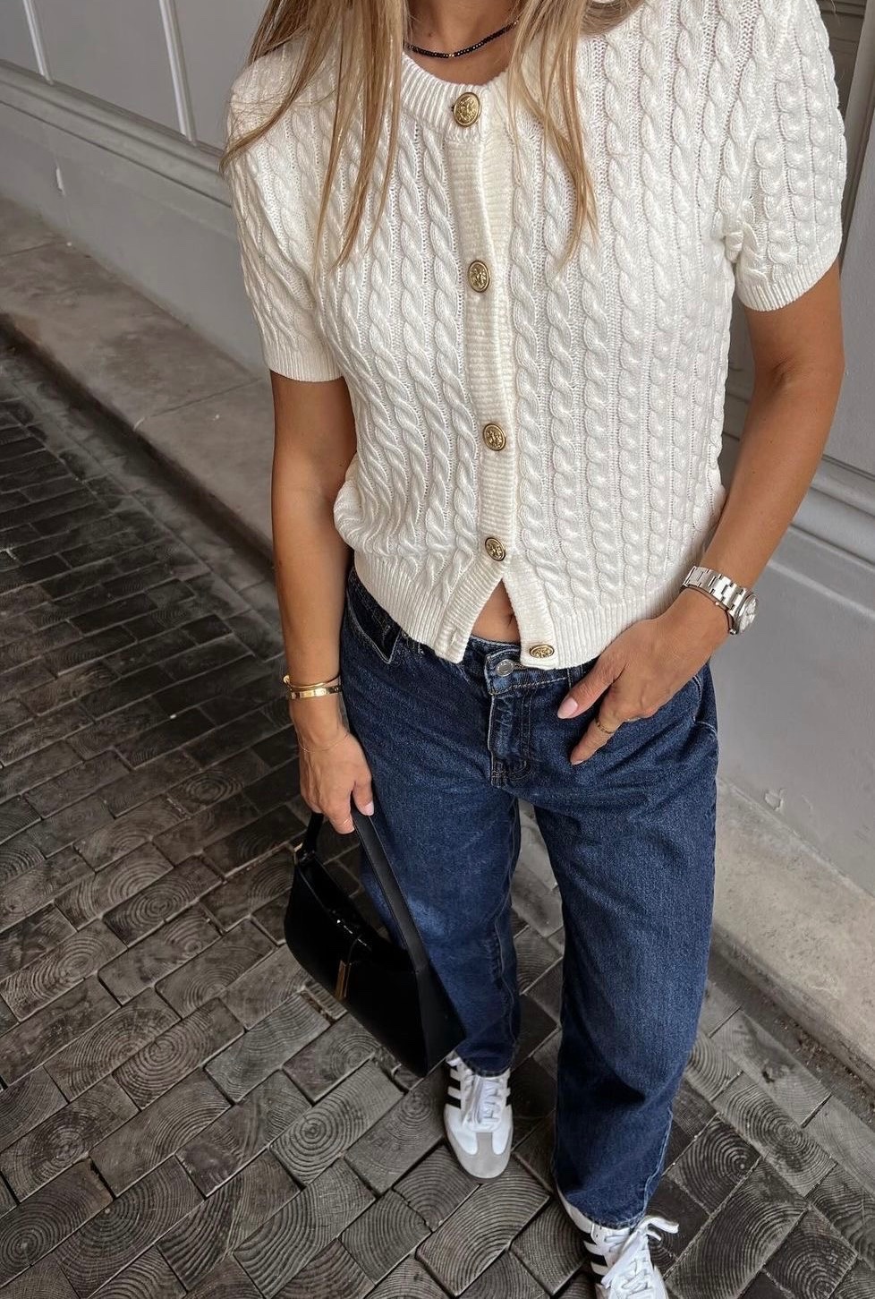 Cardigan blanc avec des bouttons dorés