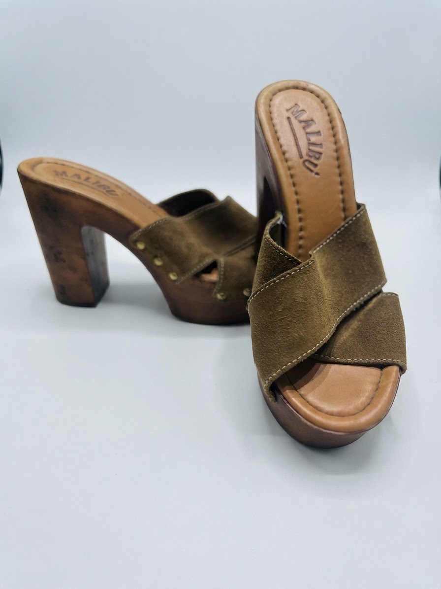 Mules sabots daim vert kaki très chic (made in italie )