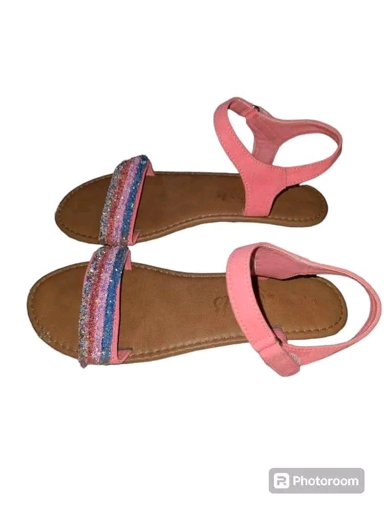 Sandales en cuir en bon état P35