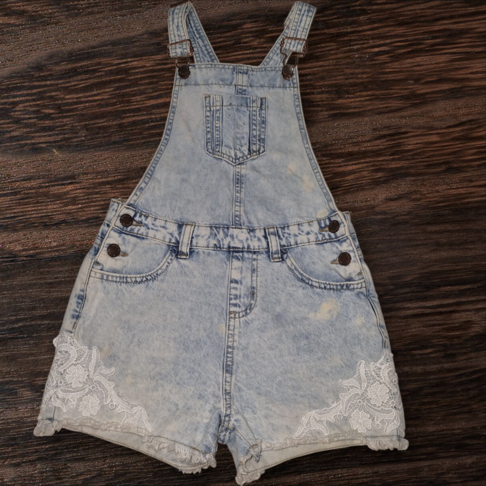 Belle salopette short en jeans délavé avec broderie anglaise et t-shirt assorti blanc 9/10ans