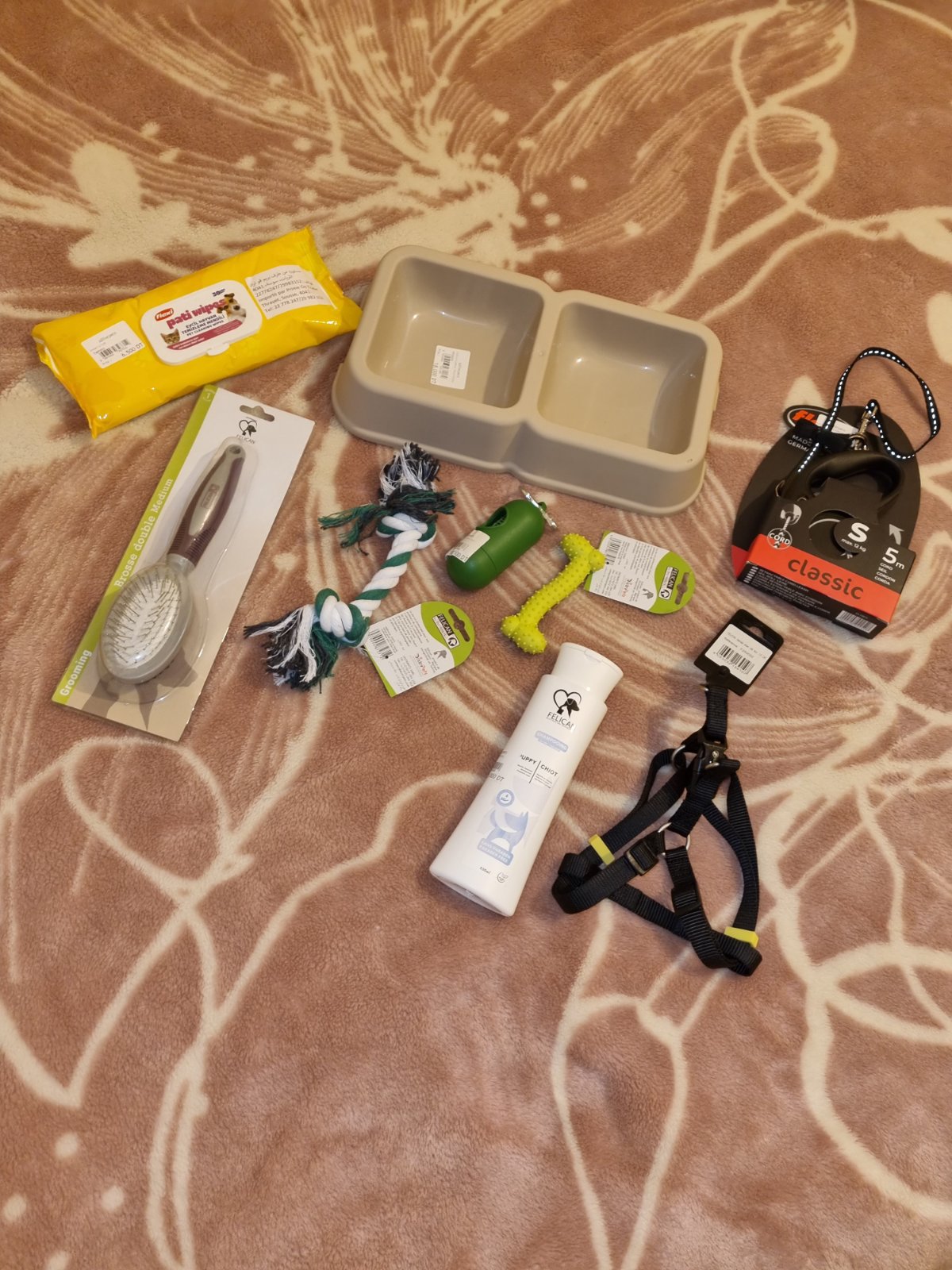 Un lot d'accessoires pour chiot neuf marque FLEXI & FELICAN 
