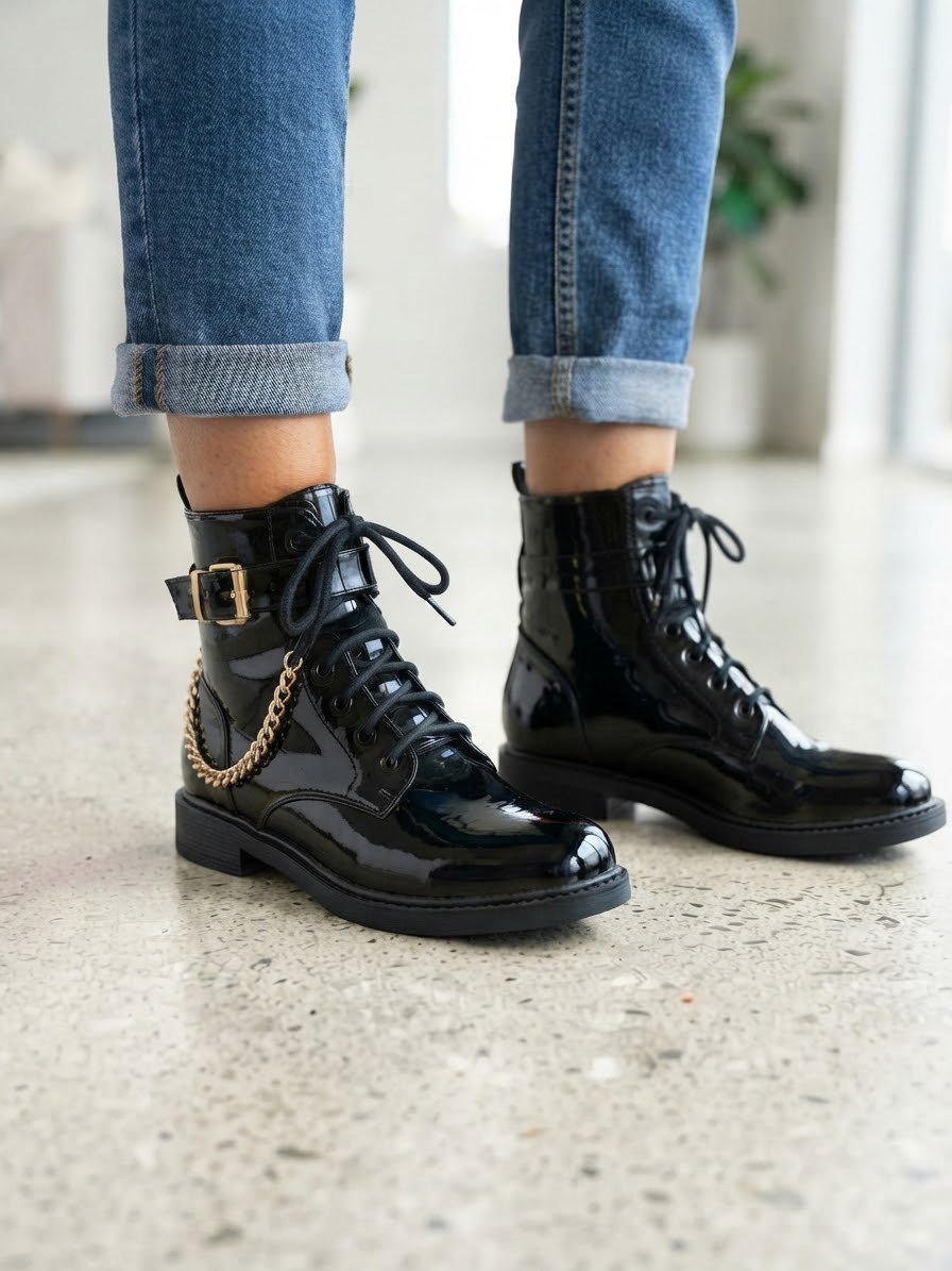 Belles bottines en vernis noir P36 