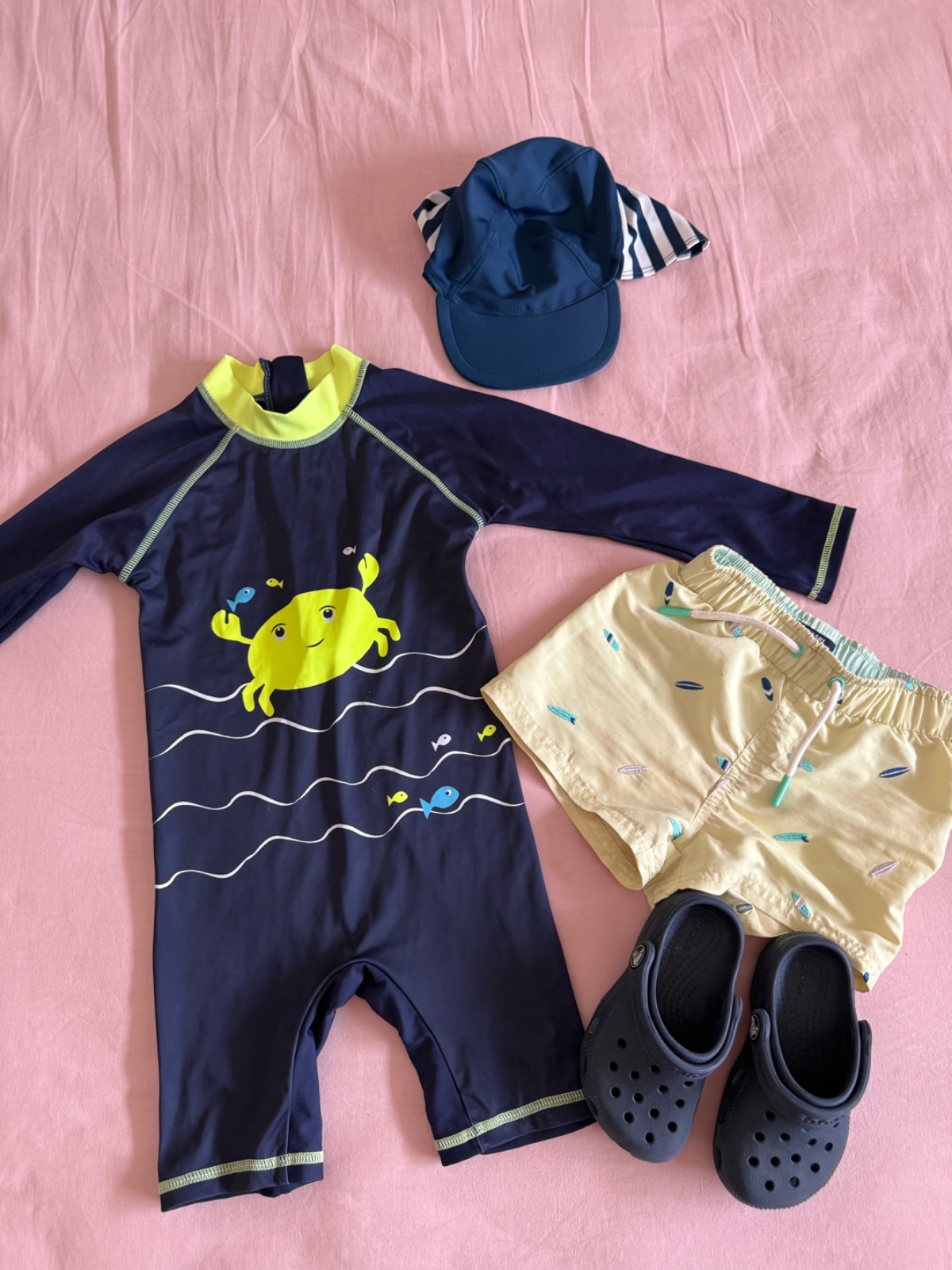 Deux maillots et crocs