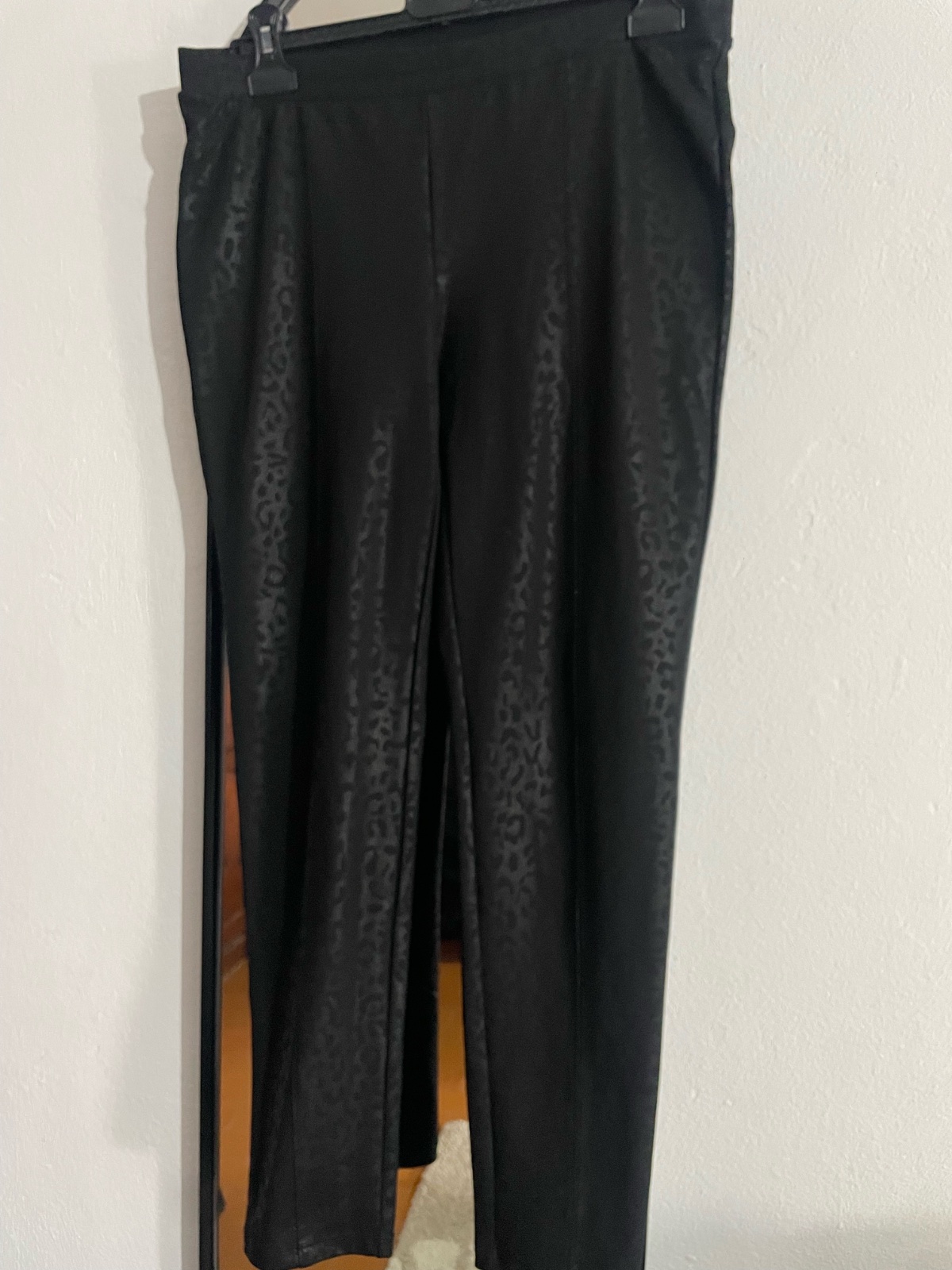 Pantalon noir effet peau de serpent 