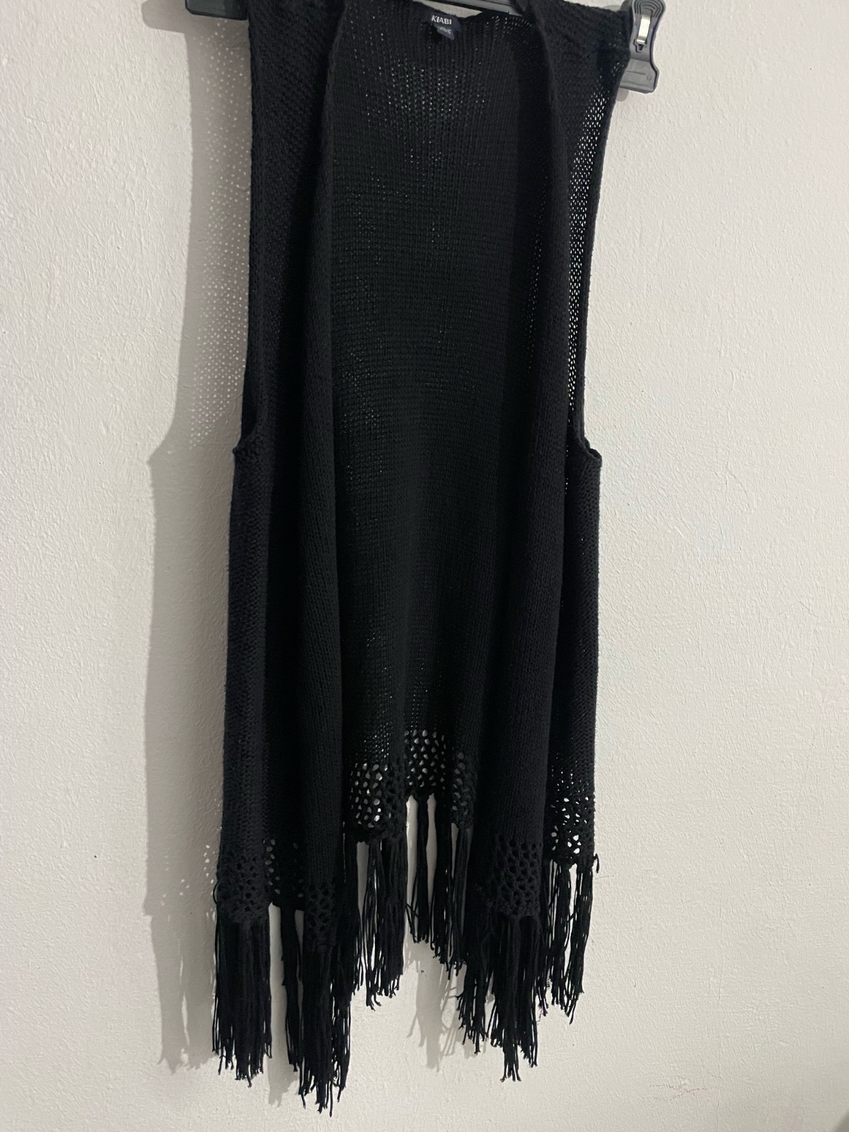 Gilet long sans manches noir en maille crochetée à franges