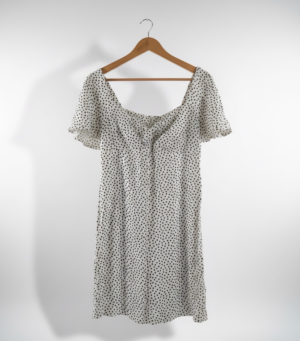 Robe blanc à pois jamais portée