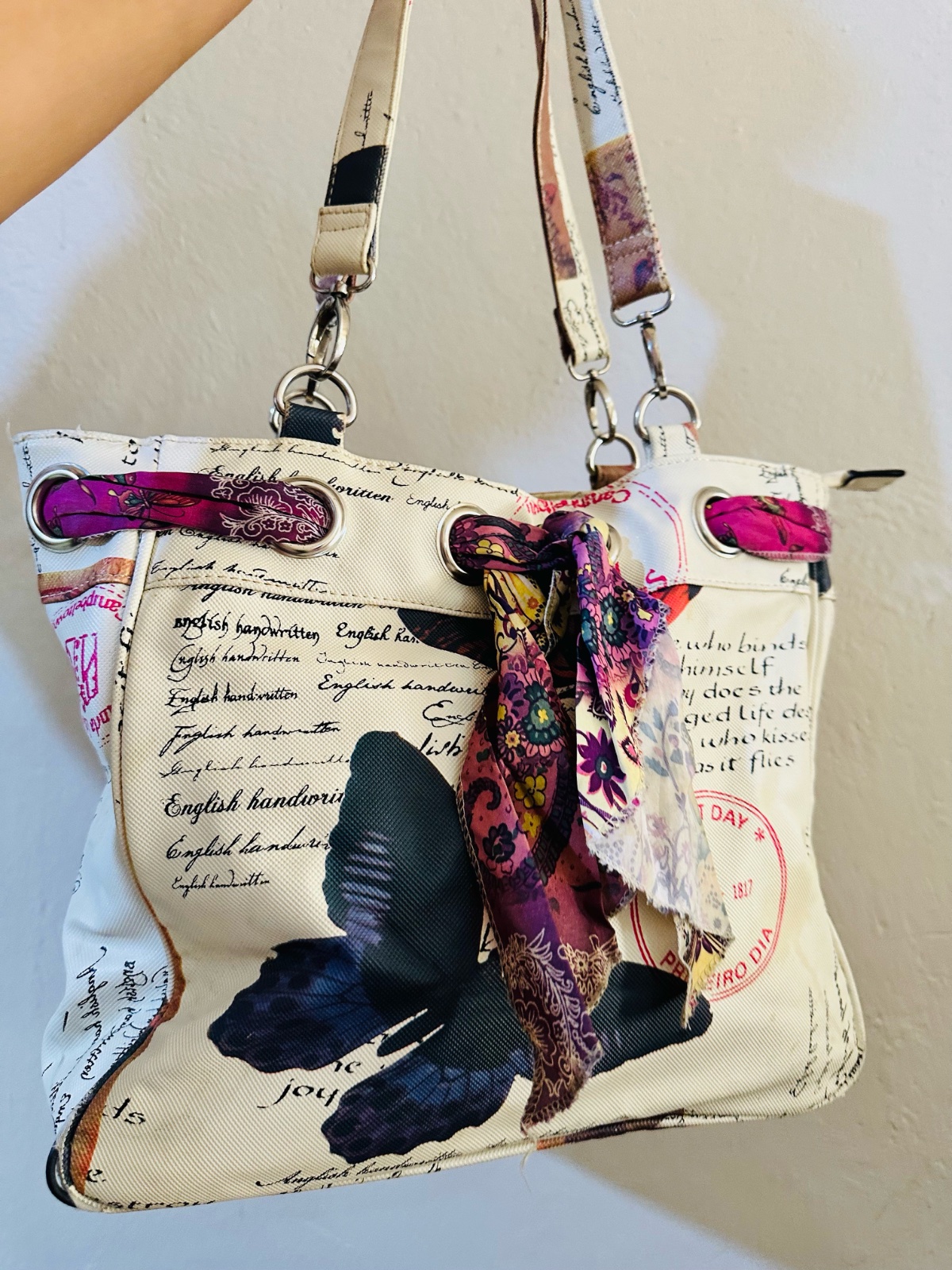 Ce sac à main en toile de style vintage se distingue par ses motifs poétiques et romantiques.