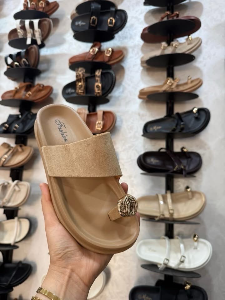 Ces sandales marron pour femmes sont des modèles  