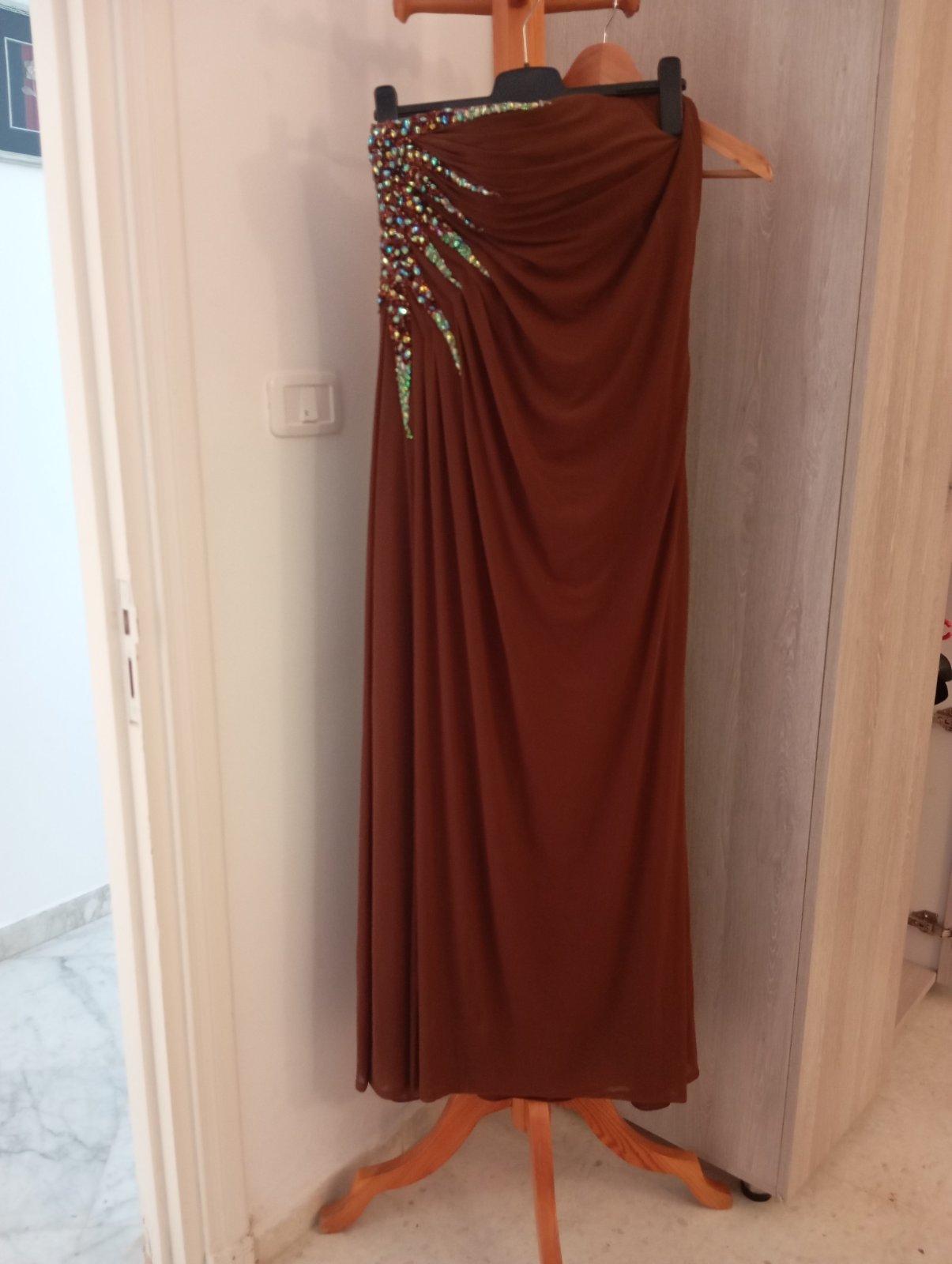 Robe soirée drapée et brodée importée avec don écharpe 