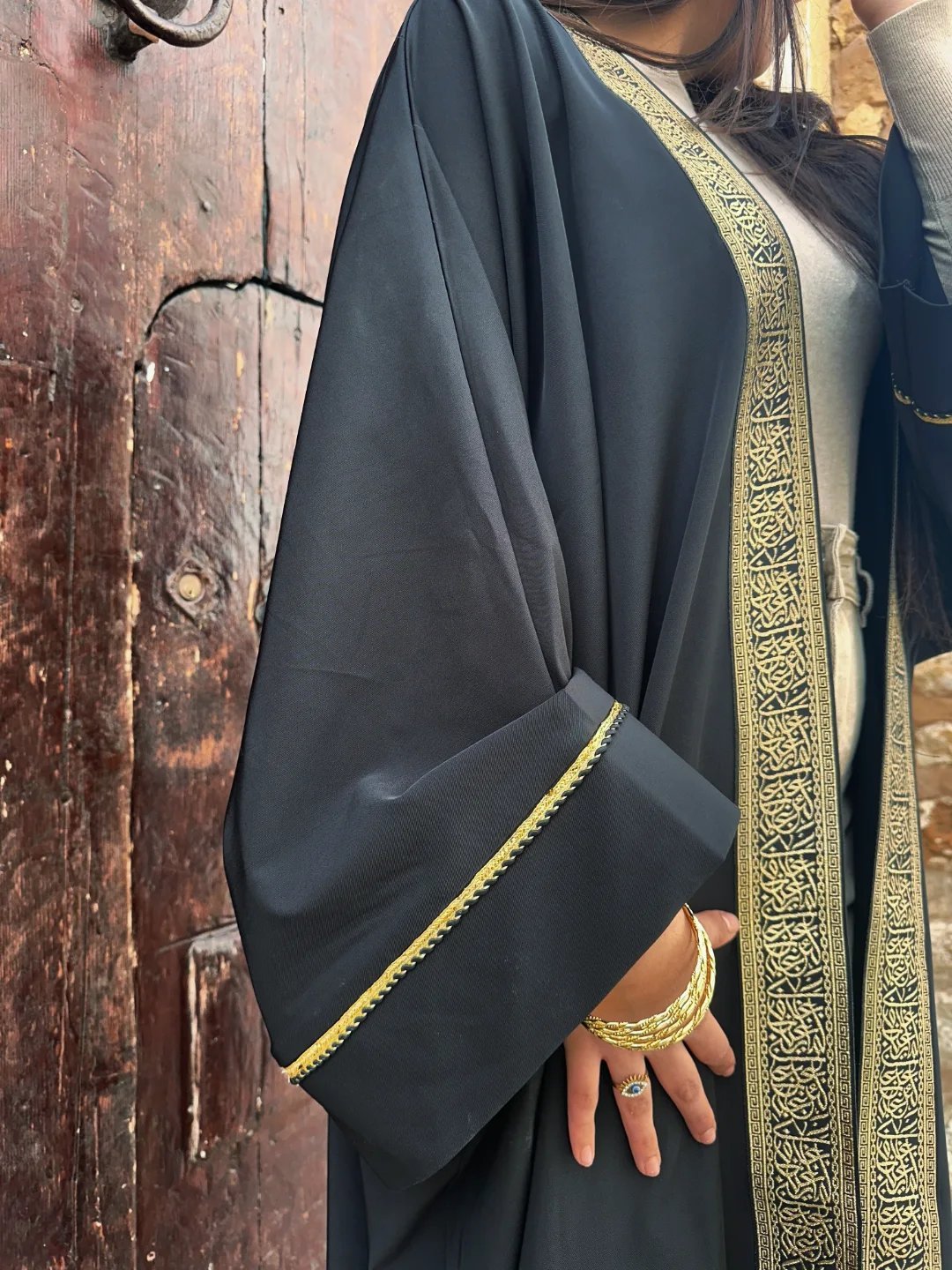 3abaya noir avec 7arej calligraphie en doré 