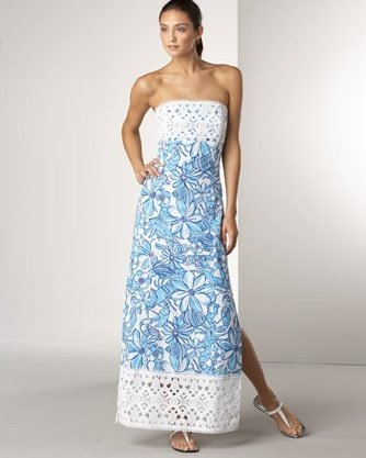 Cette robe Lilly Pulitzer Jubilee Maxi présente un ourlet en dentelle blanche distinct et un design sans bretelles.