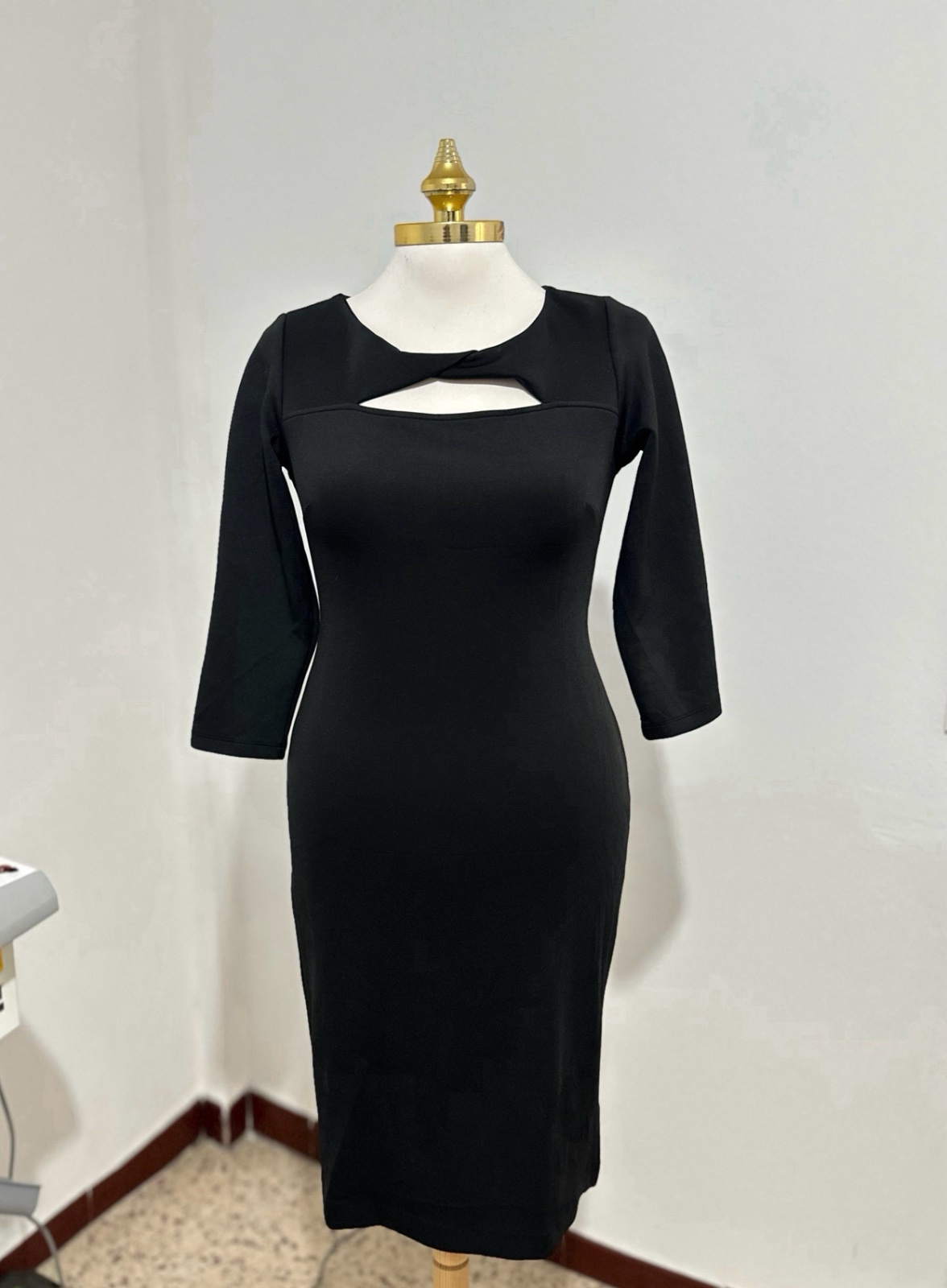 Robe noir moulante tres elegante 