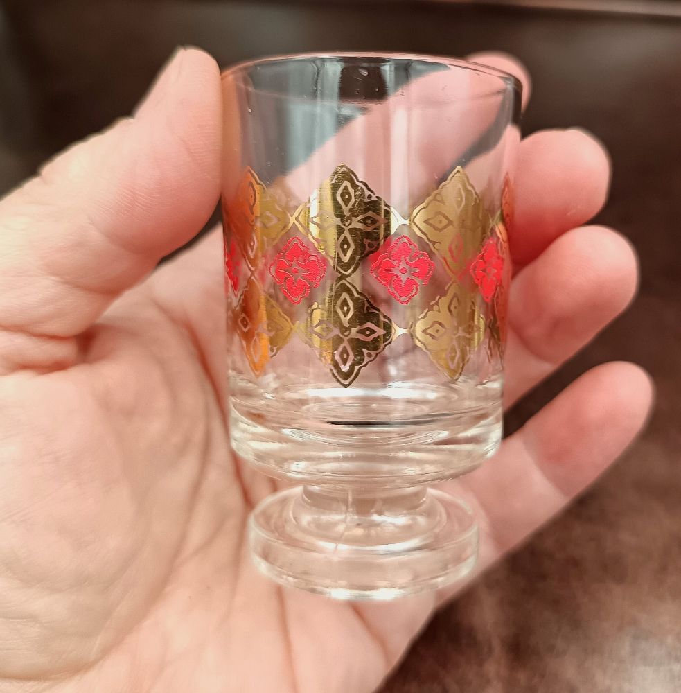 Lot de 8 petits verres cavaliers a à pied, motifs rouge or