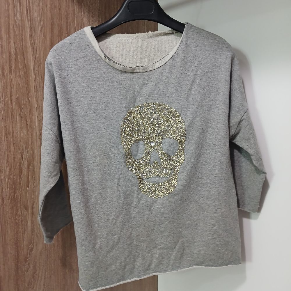 pull gris tête de mort 