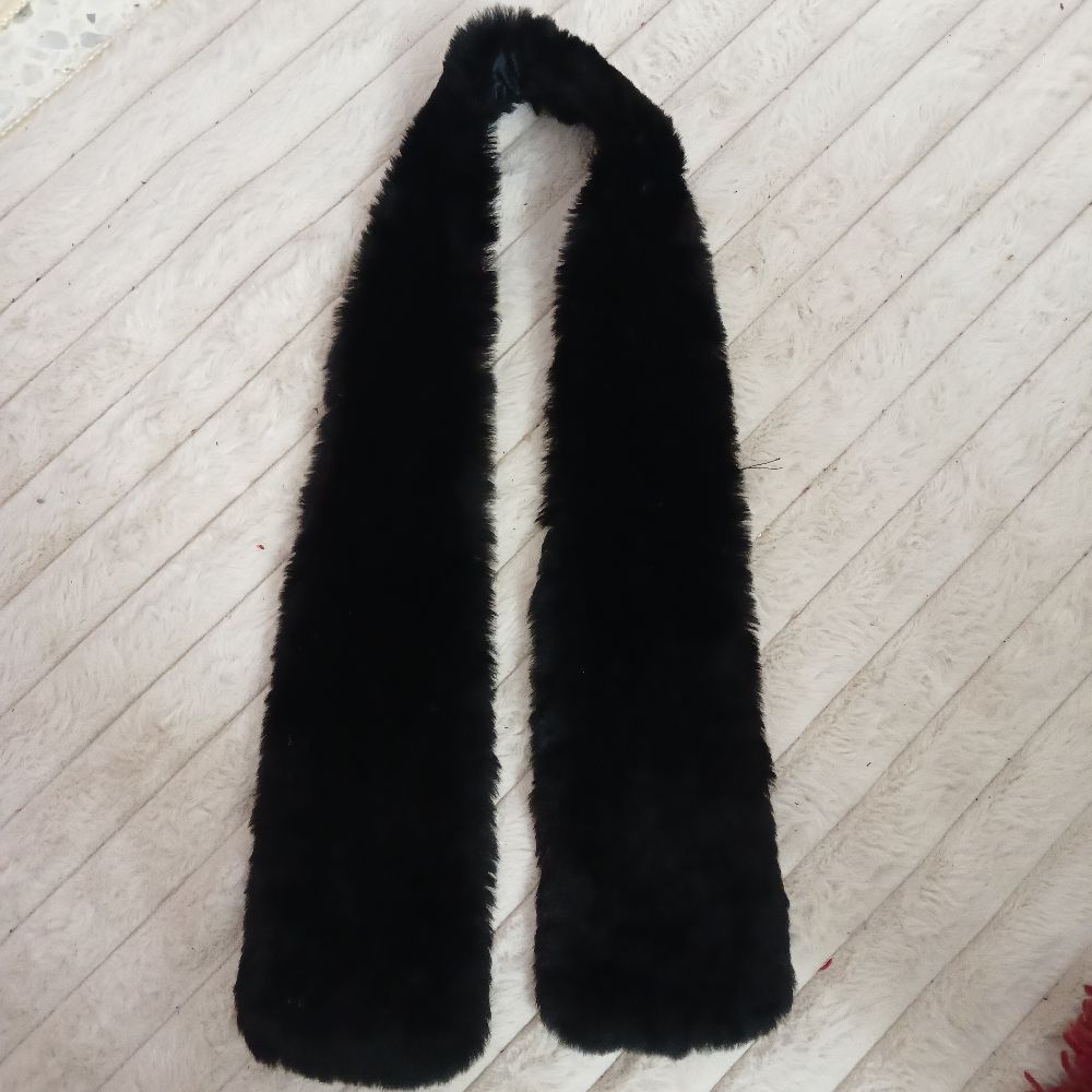 cache colle forrure noire tres élégant 🥰