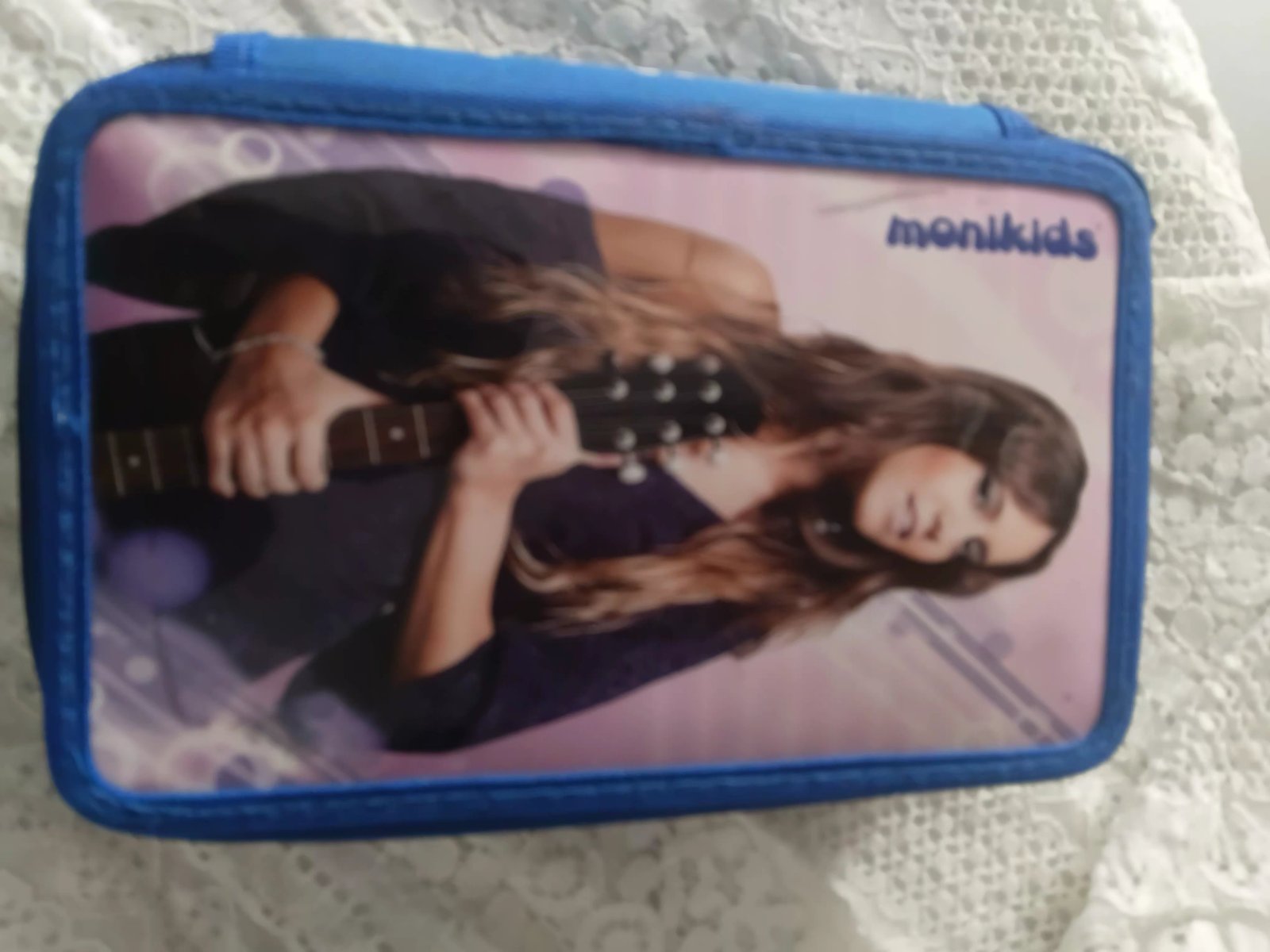 Trousse pour ecoliere couleur bleue marque monikids design artiste musicienne