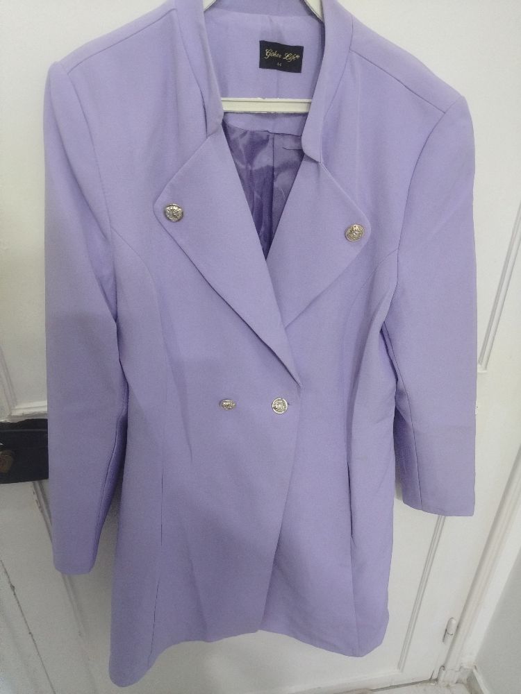 Veste blazer longue taille 44 violet jamais portée, un seul défaut tsansret bel yed mta3 leglass au niveau du bas de la manche gauche