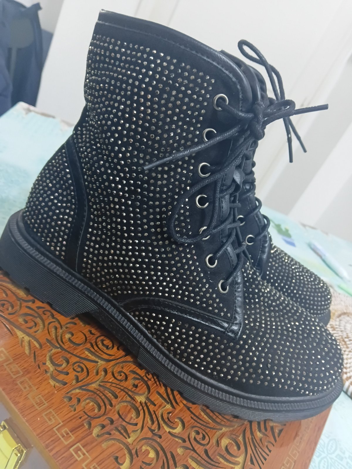 Tres jolies bottines toutes neuves noires avec strasses dessous molletonné noir. Excellentes pour vos soirees d hiver ou ramadanesques piu ture 40
