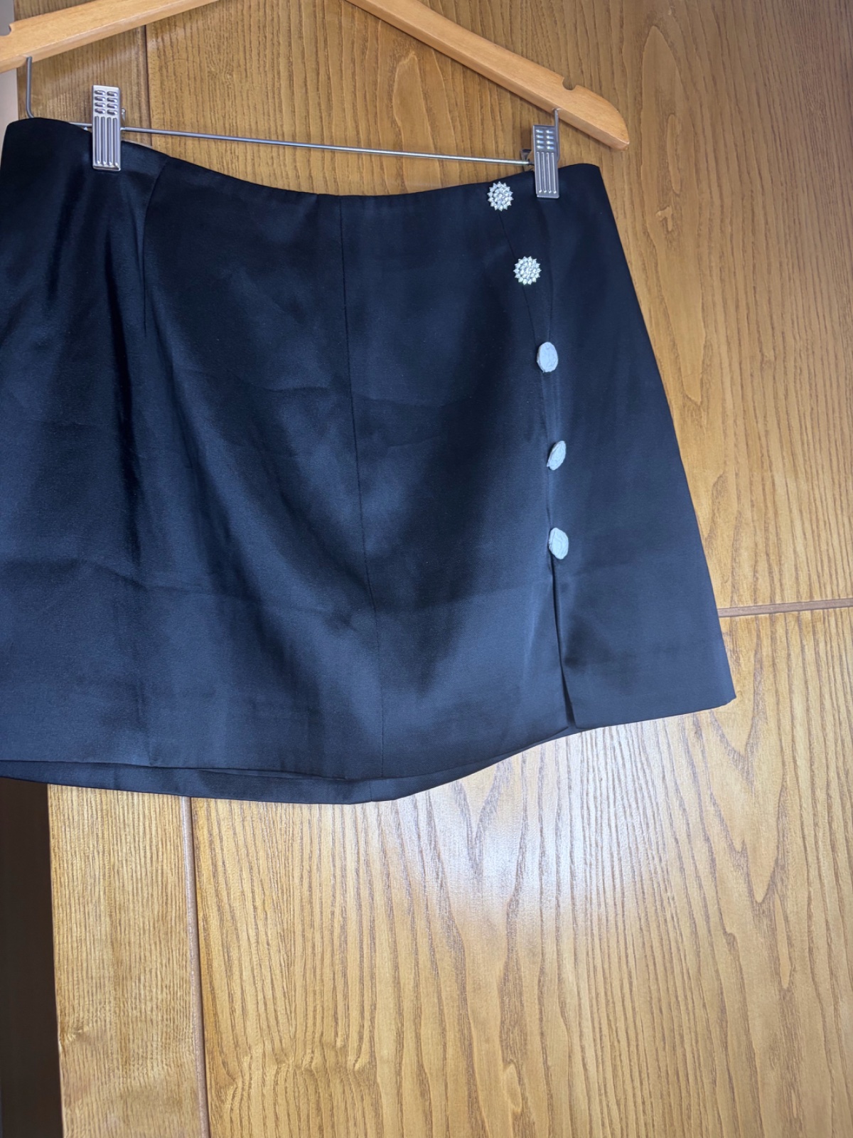 Jupe h&m en satin epais avec bouton en strass