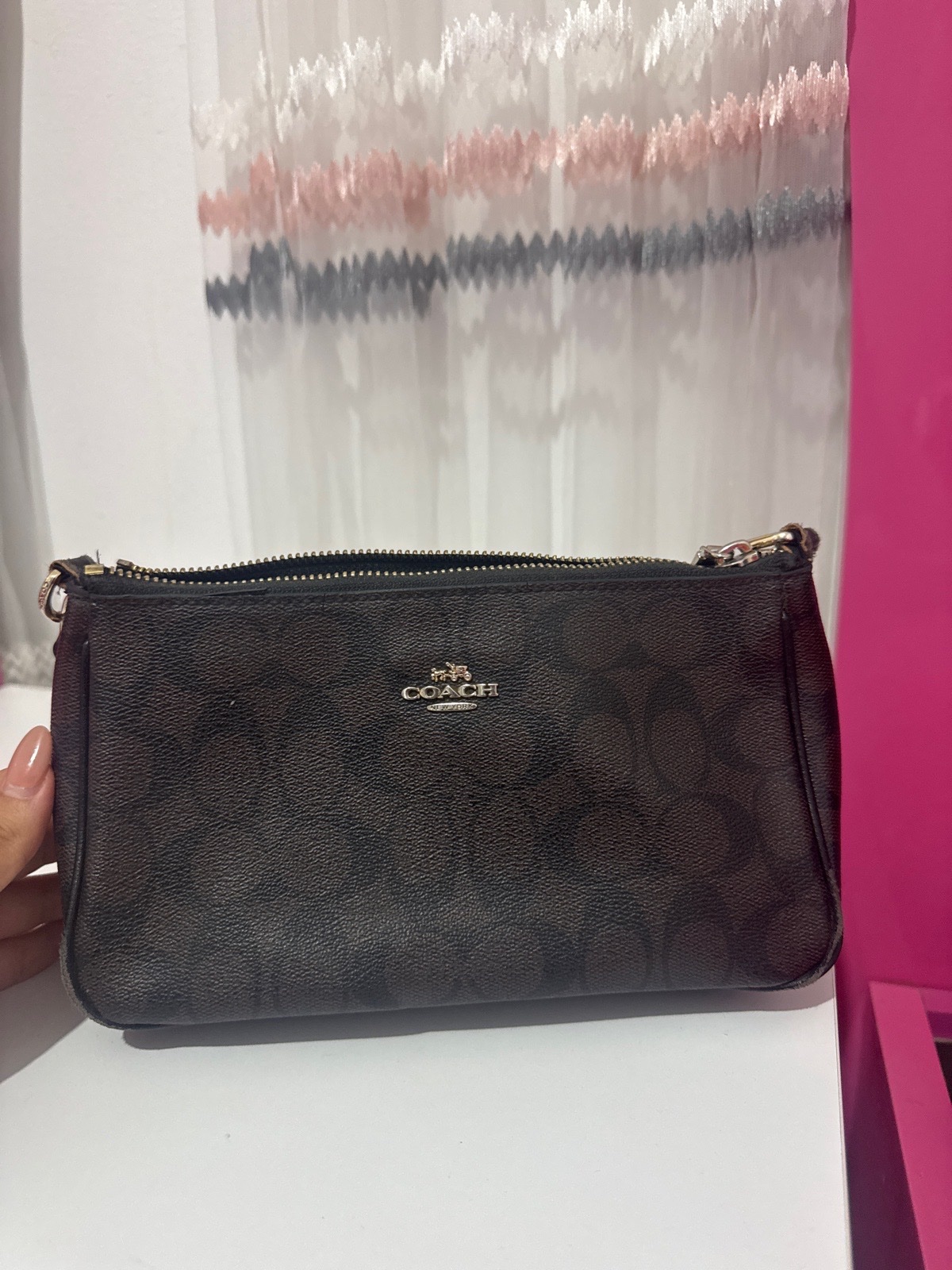 Top Handle Pouch / Signature Avec quelques defauts non observable à l'oeil nu