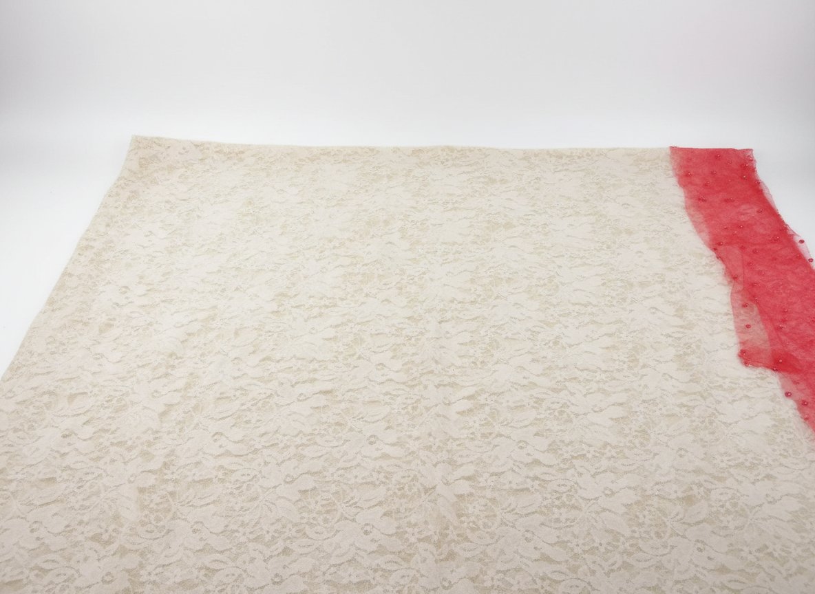 Fragment de tissu blanc avec fragment rouge plus petite avec perles rouges cadeau 