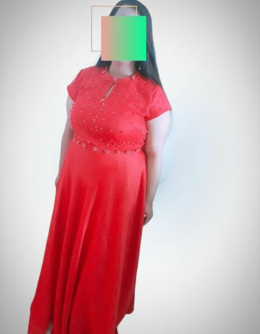 Robe soirée rouge satinée avec guipure en perles 