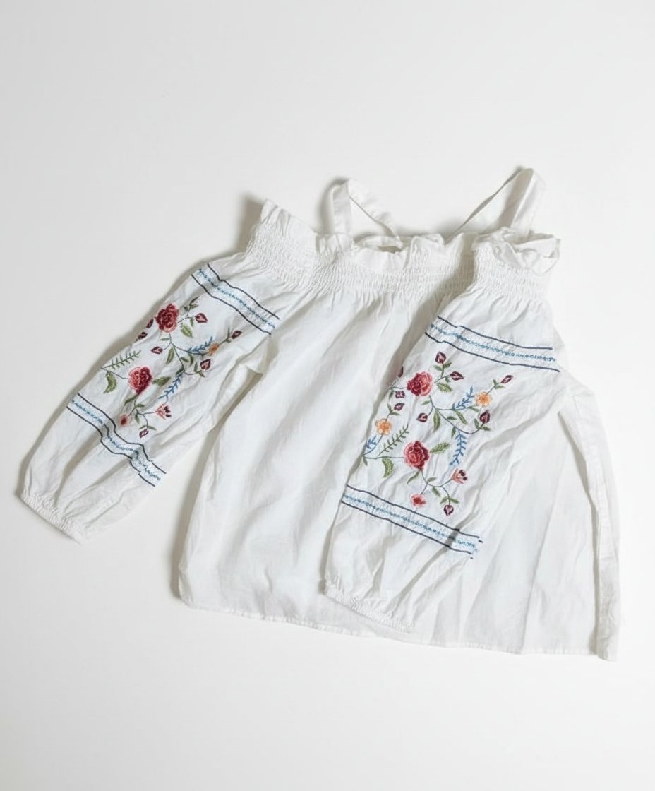 PULL blanc avec des beaux détails manches