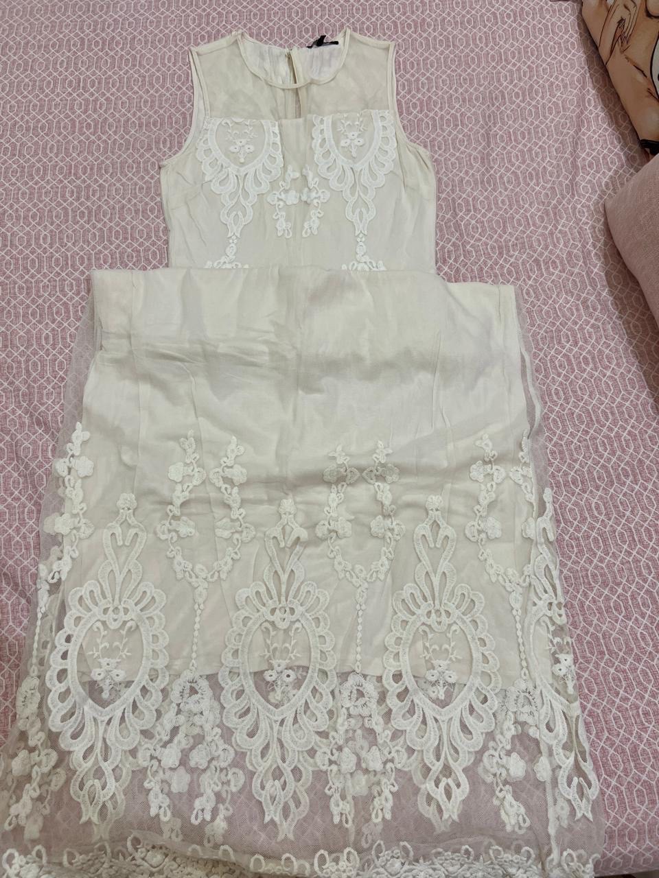 Robe blanc casee