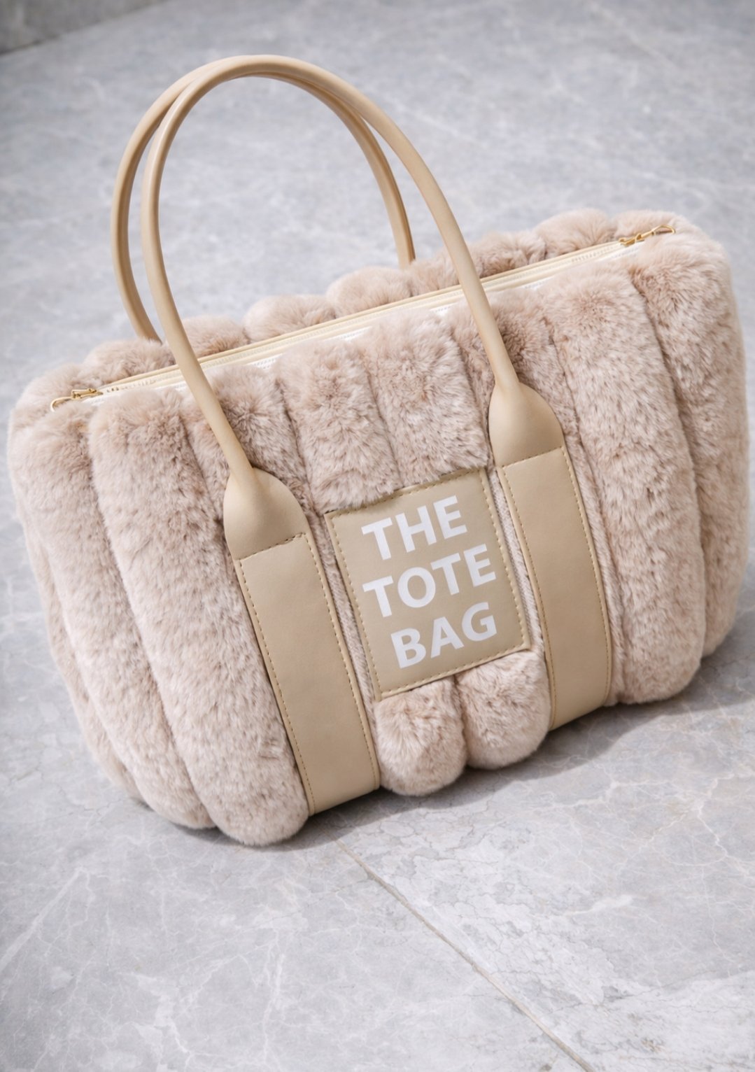 Sac tote beige en fausse fourrure avec anses cuir