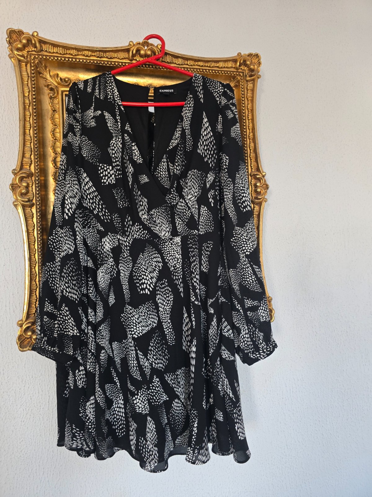 Robe à manches longues noire et blanche évasée