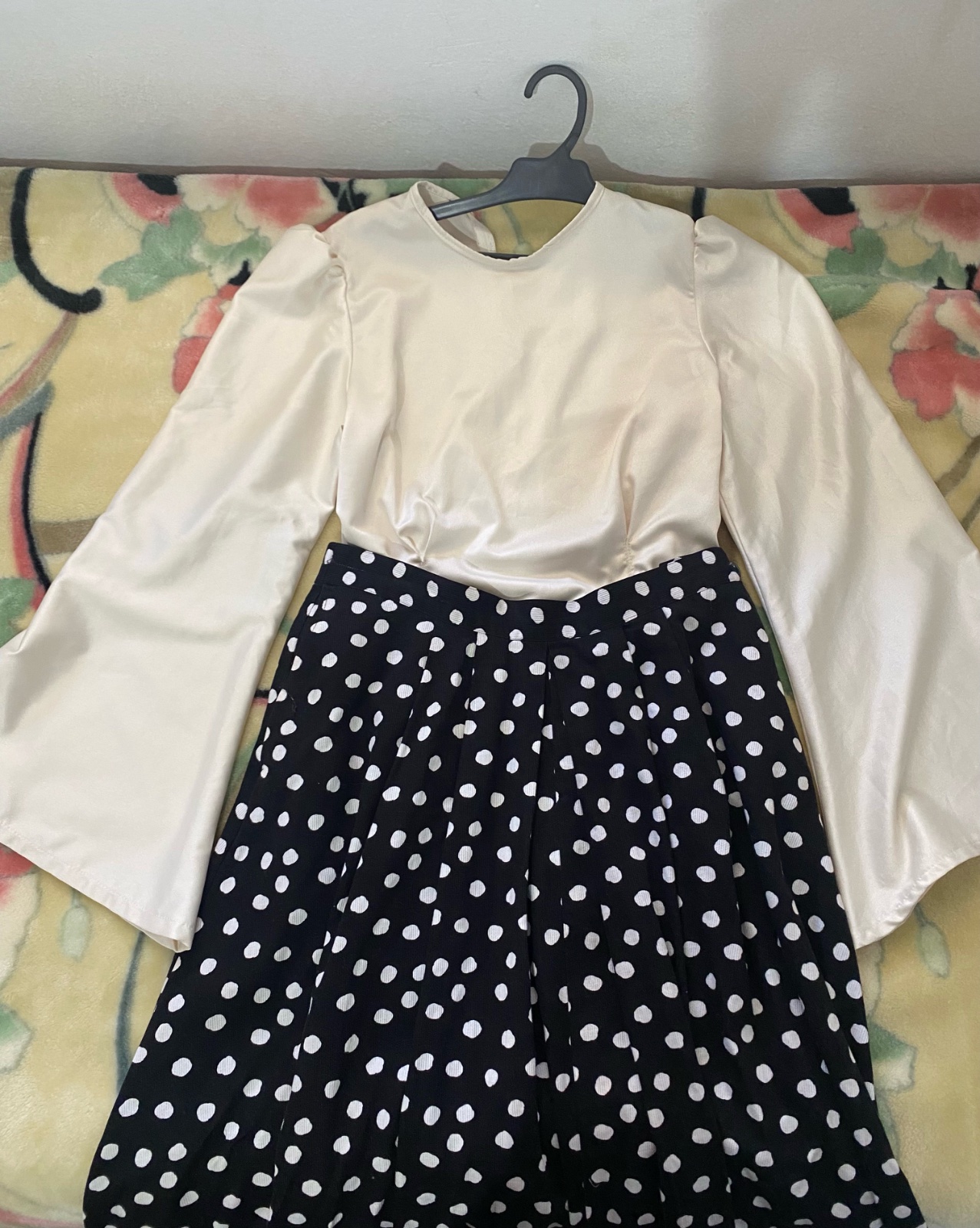 Lot: chemisier en satin et jupe