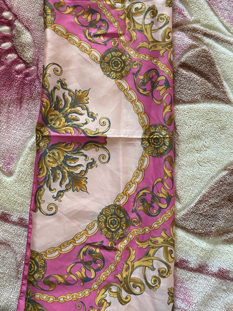 Écharpe en soie motif baroque rose et doré
