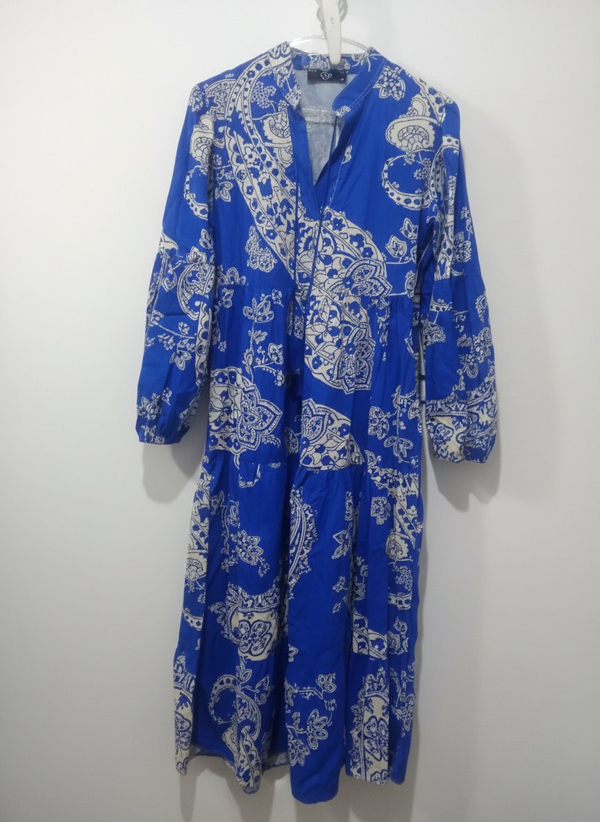 Robe bleu et blanc trois quarts 